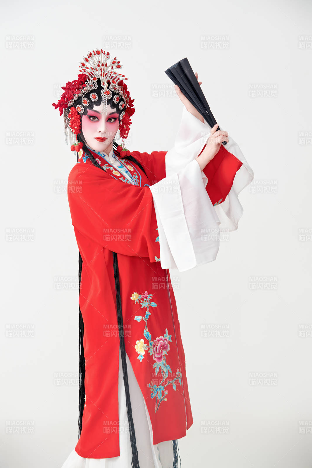 表演中国国粹京剧动作的红衣花旦女性演员图片