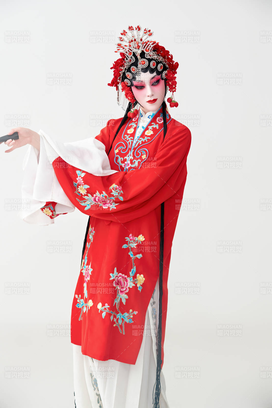 表演中国国粹京剧动作的红衣花旦女性演员图片