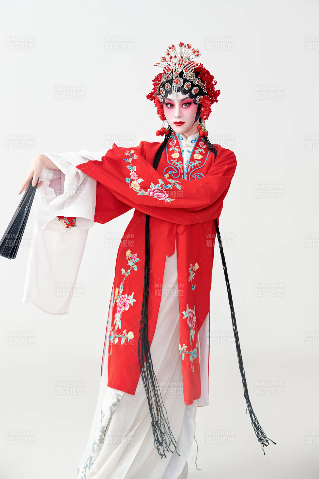 表演中国国粹京剧动作的红衣花旦女性演员图片