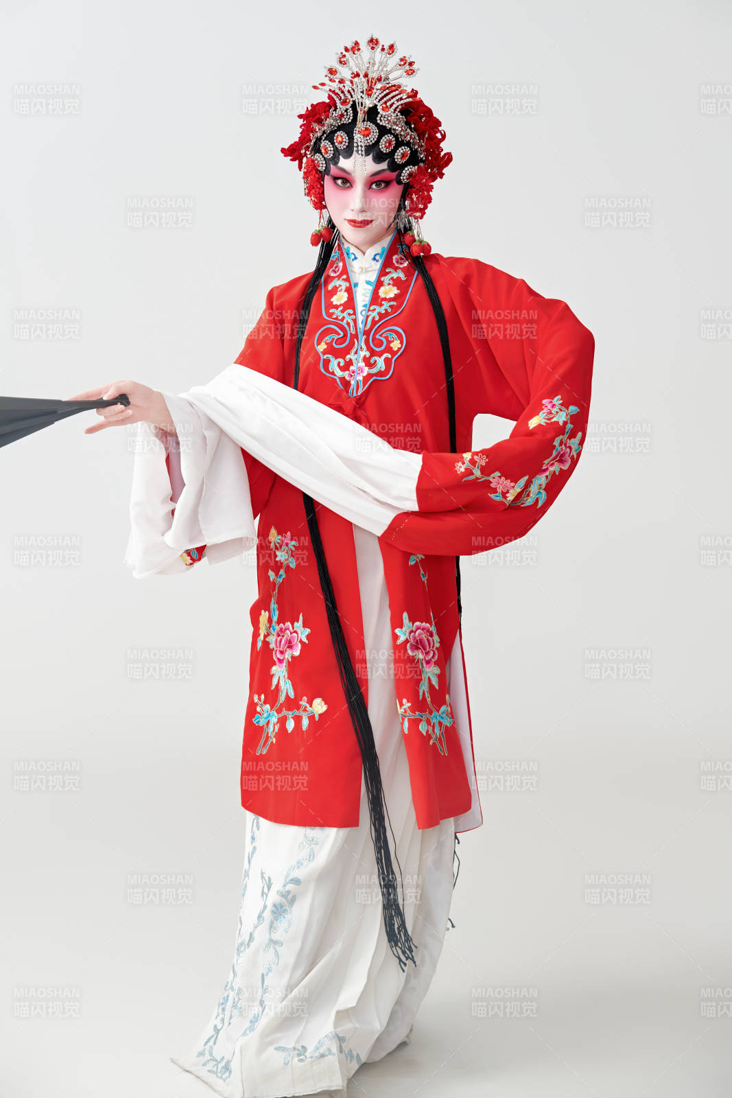 表演中国国粹京剧动作的红衣花旦女性演员图片