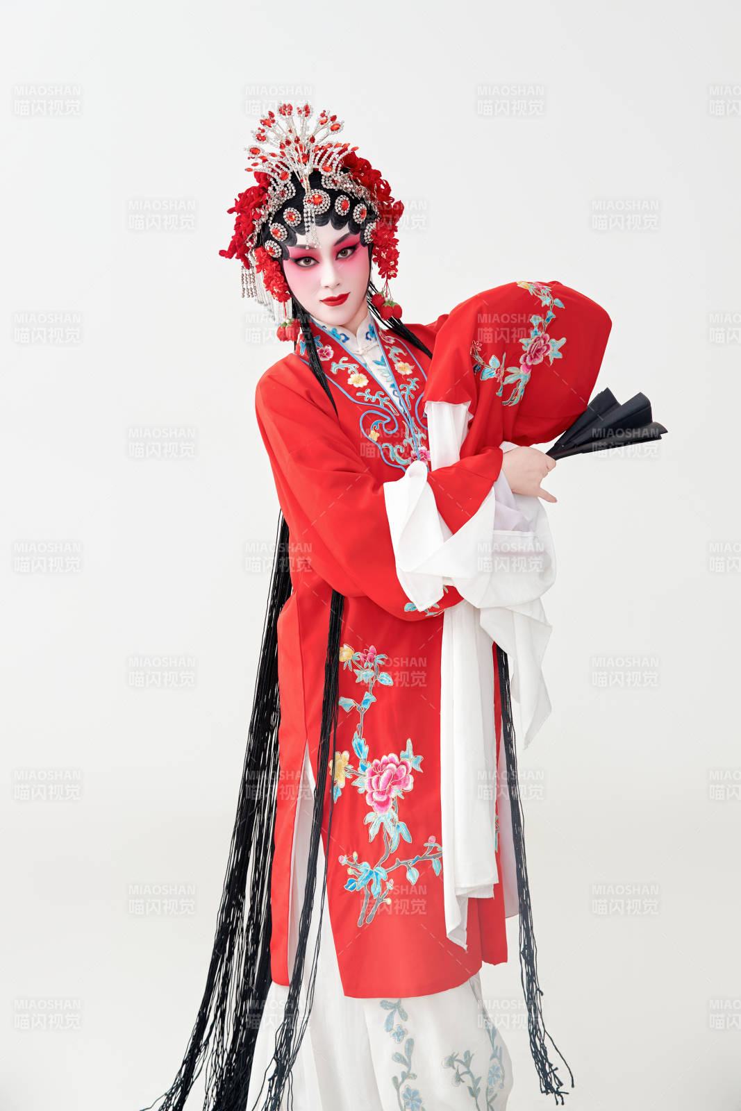 表演中国国粹京剧动作的红衣花旦女性演员图片