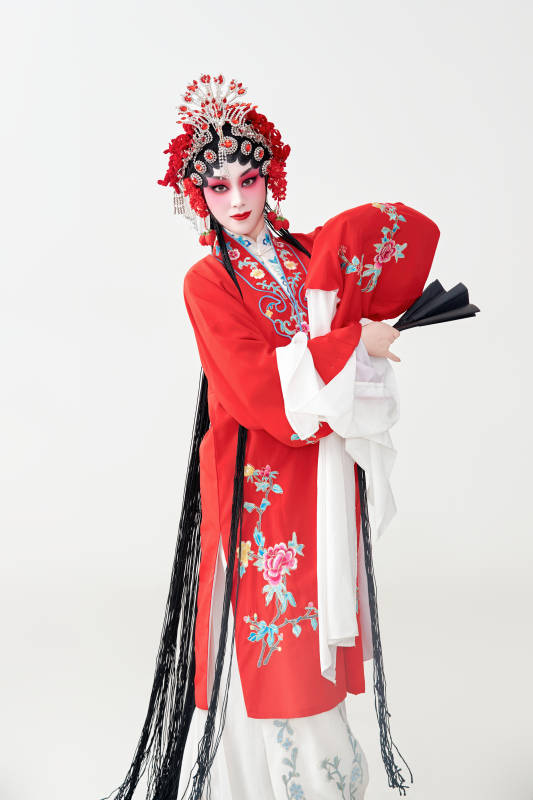 表演中国国粹京剧动作的红衣花旦女性演员图片