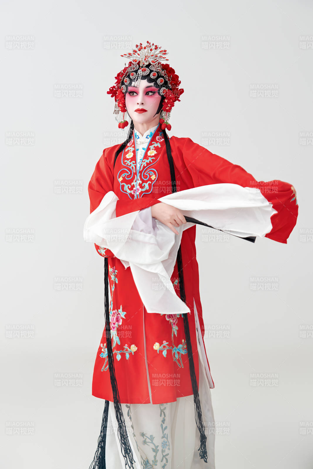 表演中国国粹京剧动作的红衣花旦女性演员图片