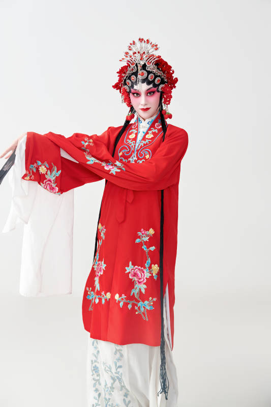 表演中国国粹京剧动作的红衣花旦女性演员图片