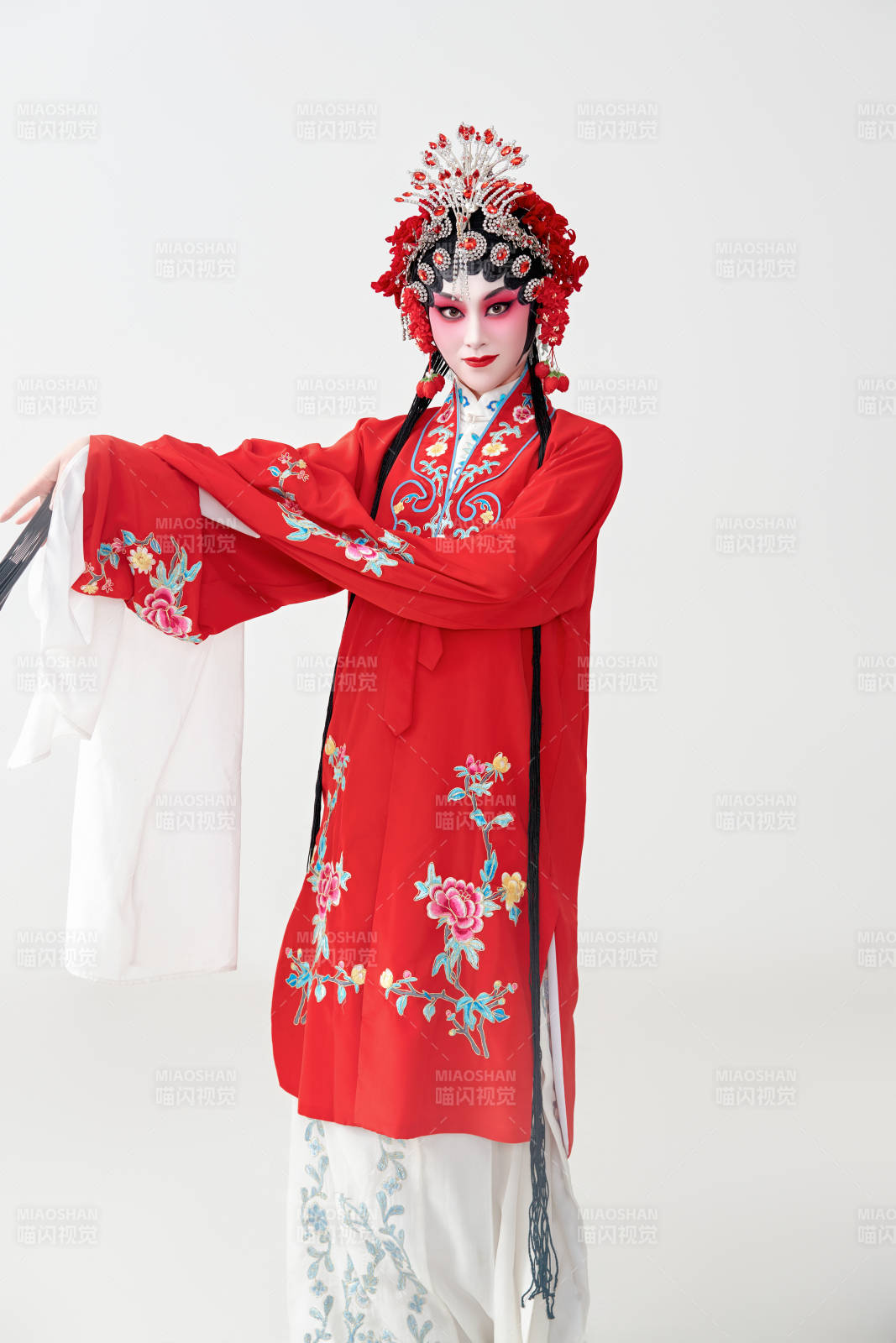 表演中国国粹京剧动作的红衣花旦女性演员图片