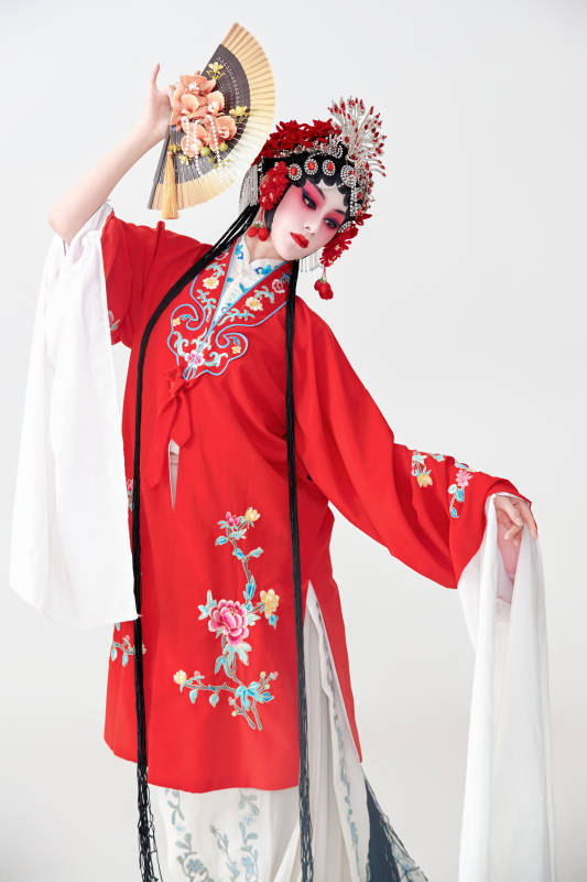 表演中国国粹京剧动作的红衣花旦女性演员图片