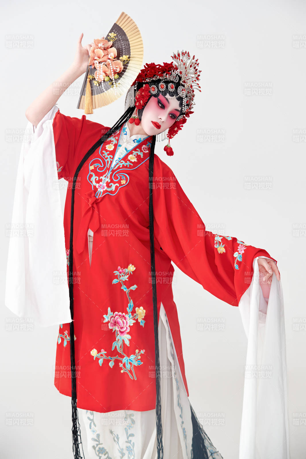 表演中国国粹京剧动作的红衣花旦女性演员图片