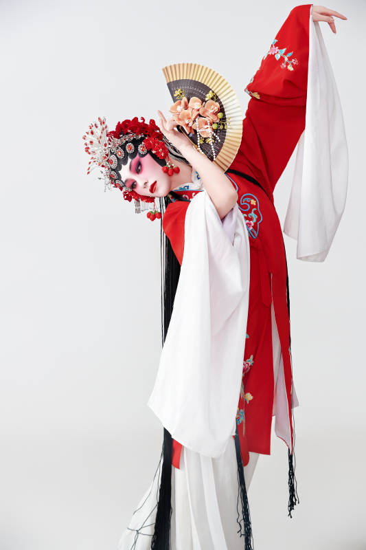 表演中国国粹京剧动作的红衣花旦女性演员图片