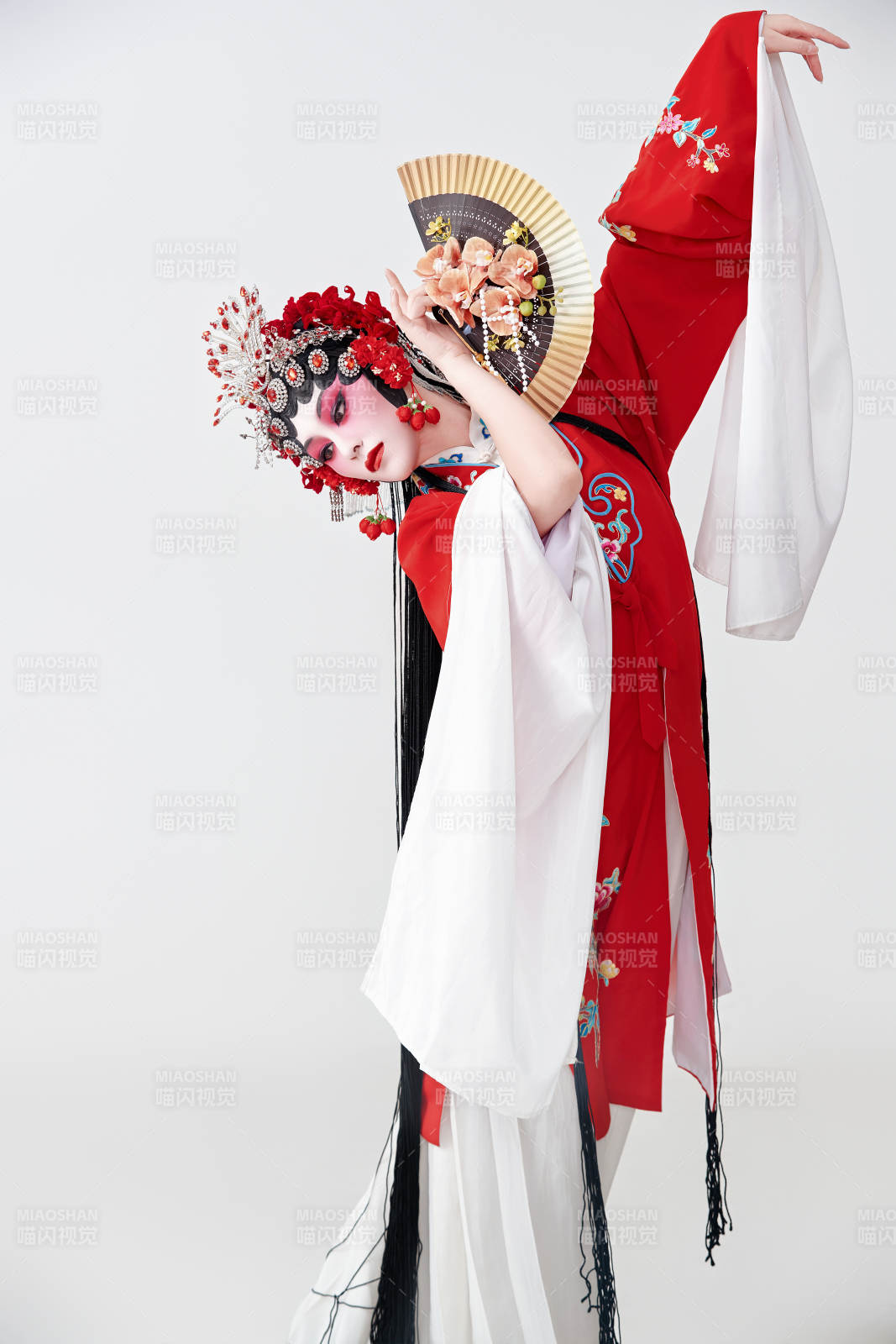 表演中国国粹京剧动作的红衣花旦女性演员图片