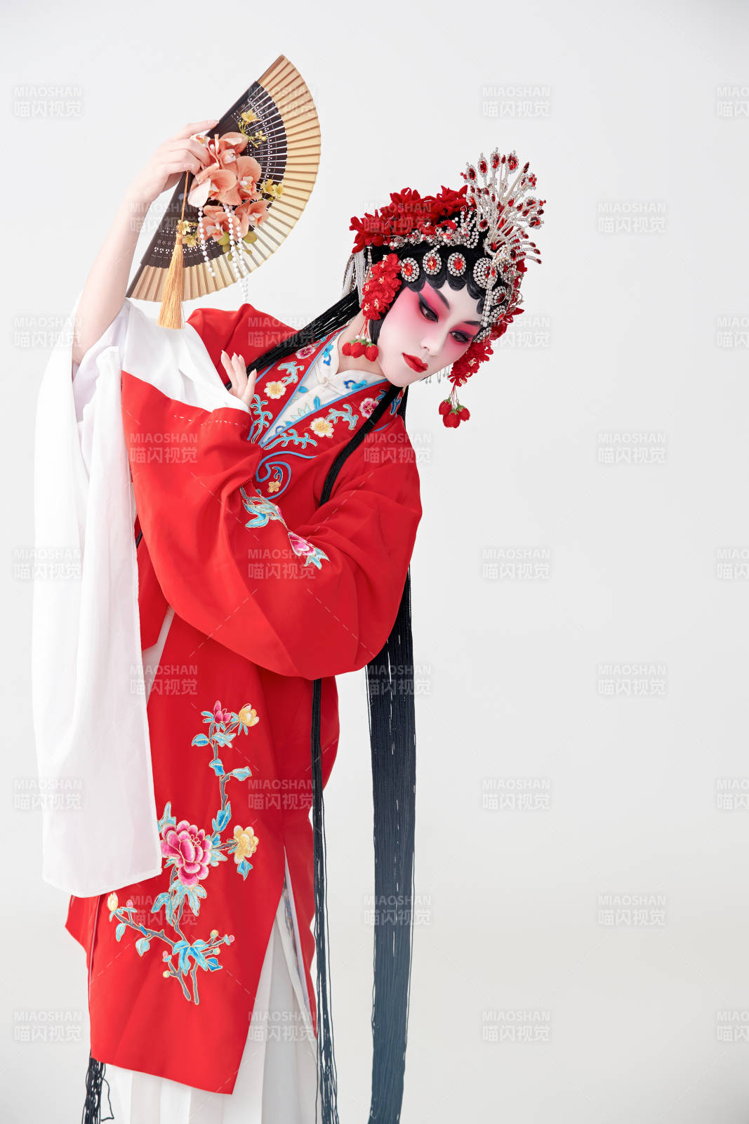 表演中国国粹京剧动作的红衣花旦女性演员图片