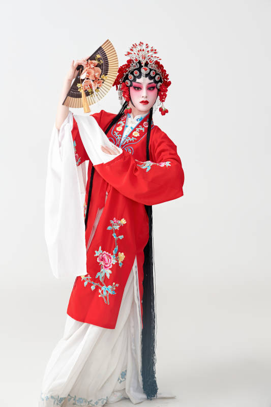 表演中国国粹京剧动作的红衣花旦女性演员图片