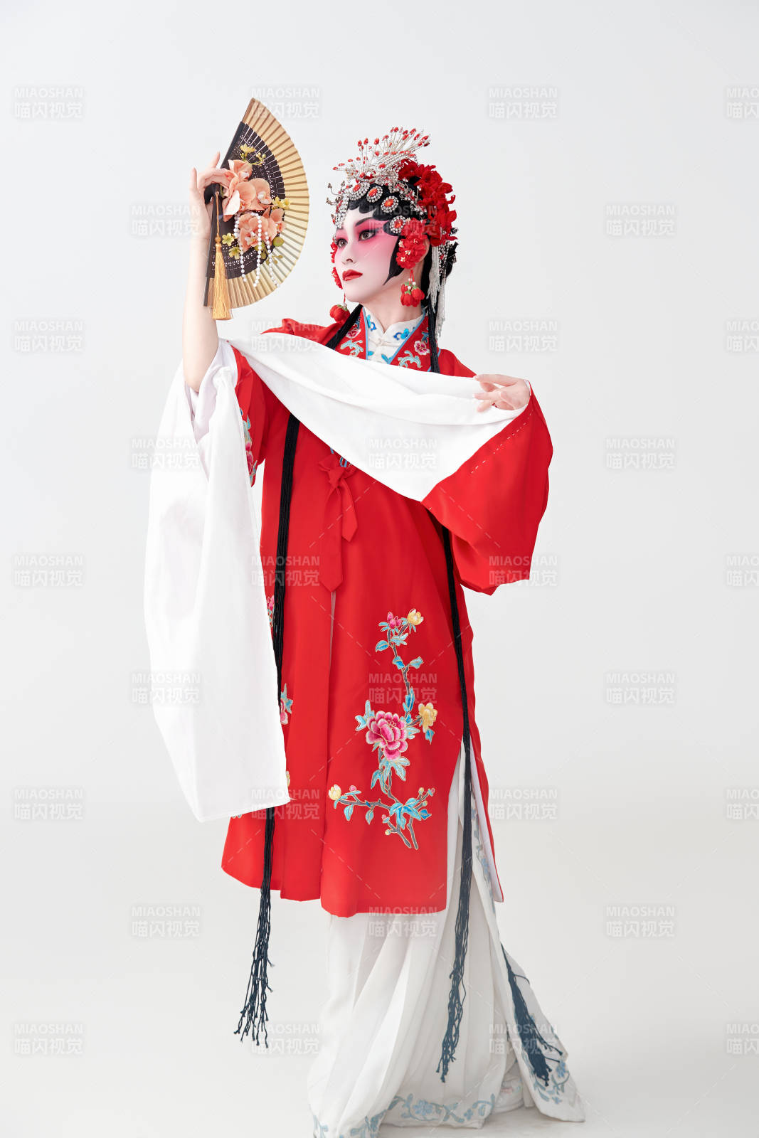 表演中国国粹京剧动作的红衣花旦女性演员图片