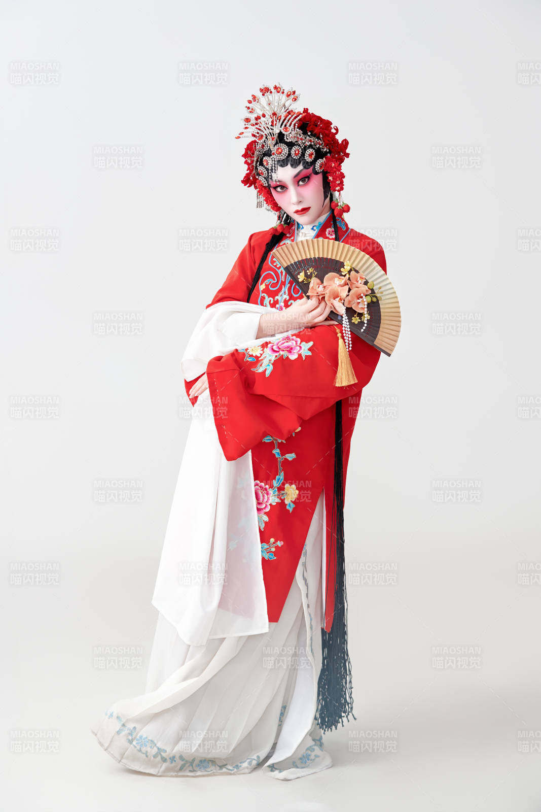 表演中国国粹京剧动作的红衣花旦女性演员图片