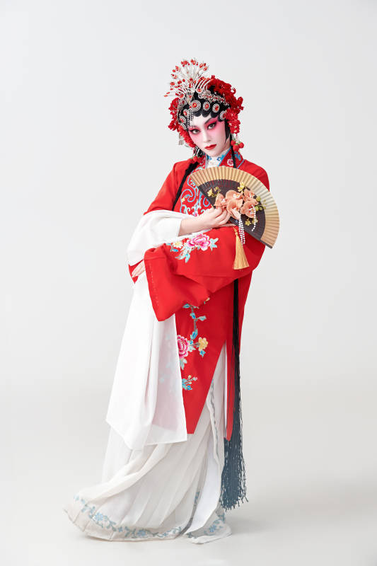 表演中国国粹京剧动作的红衣花旦女性演员图片