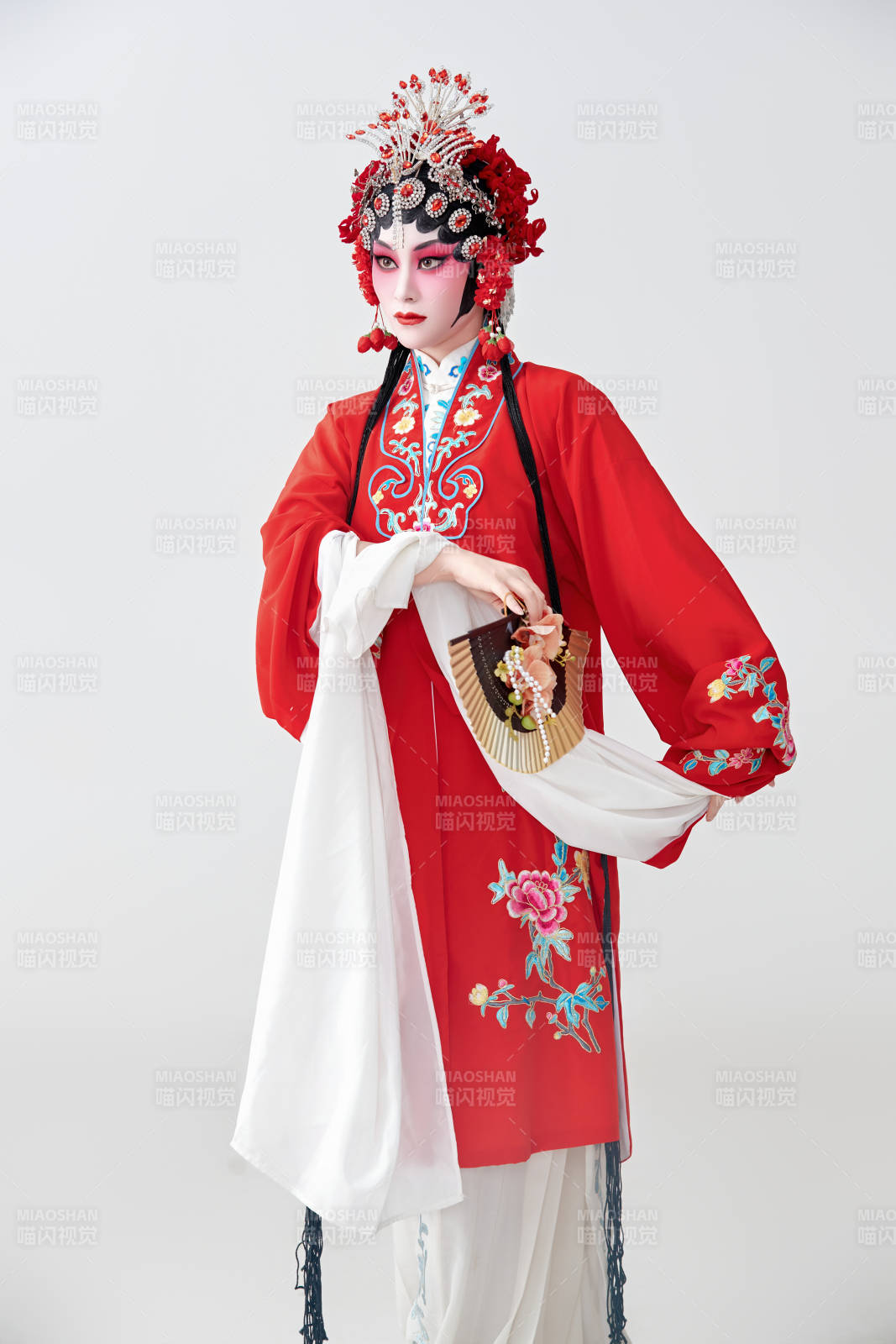 表演中国国粹京剧动作的红衣花旦女性演员图片