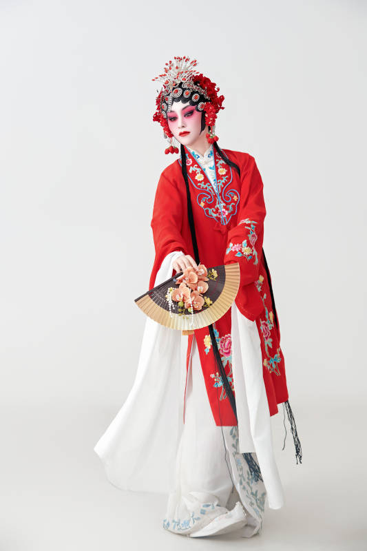 表演中国国粹京剧动作的红衣花旦女性演员图片