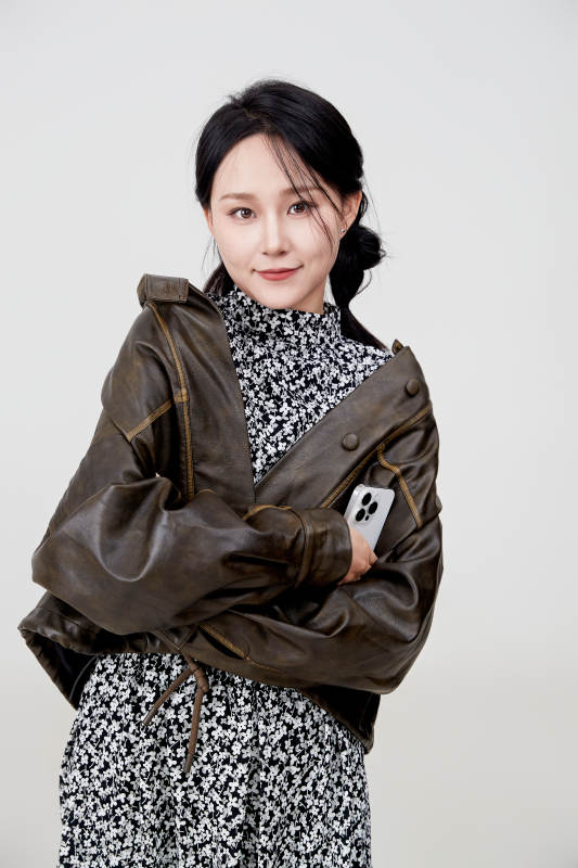 白色背景下使用手机的亚洲女性图片