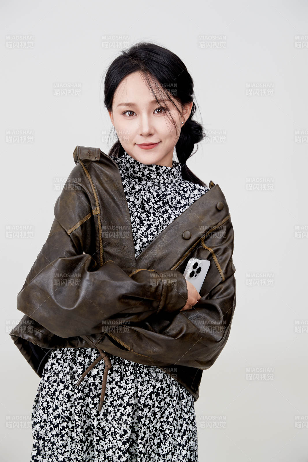 白色背景下使用手机的亚洲女性图片