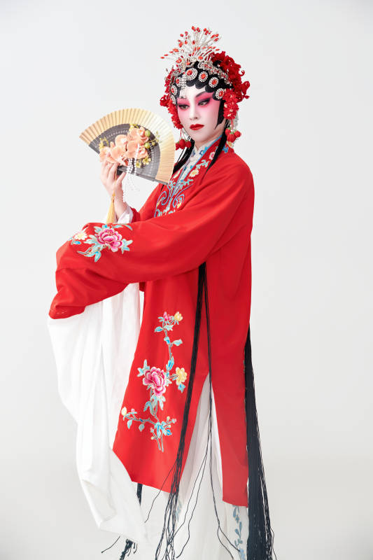 表演中国国粹京剧动作的红衣花旦女性演员图片