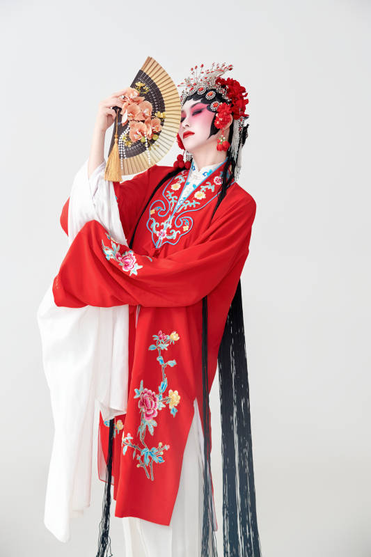 表演中国国粹京剧动作的红衣花旦女性演员图片