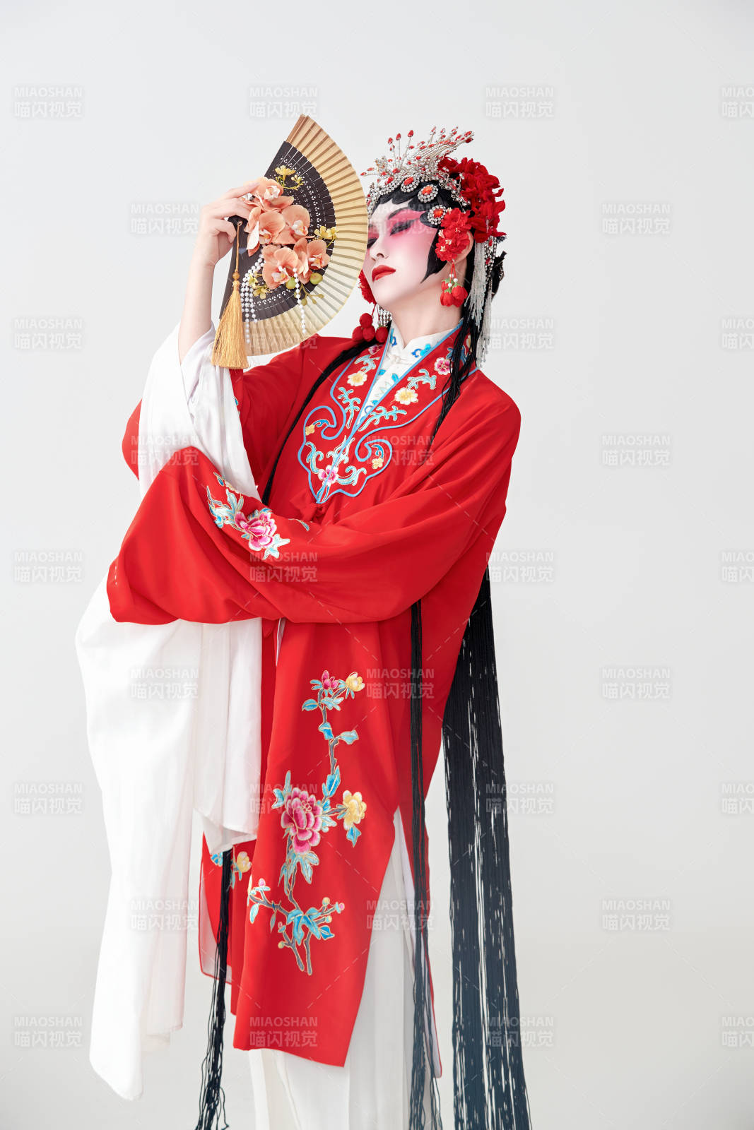 表演中国国粹京剧动作的红衣花旦女性演员图片