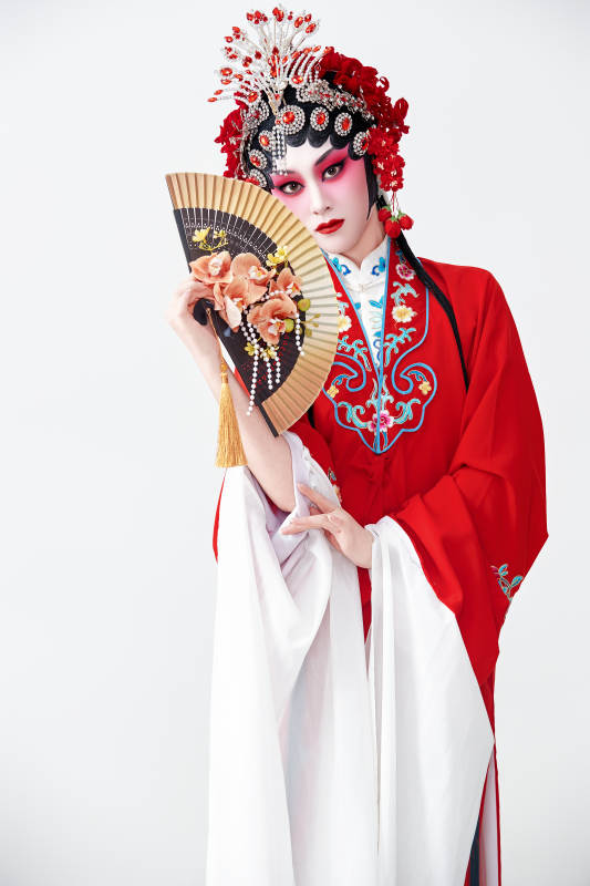 表演中国国粹京剧动作的红衣花旦女性演员图片