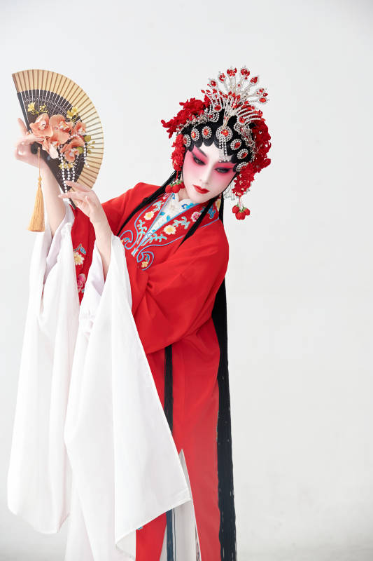 表演中国国粹京剧动作的红衣花旦女性演员图片