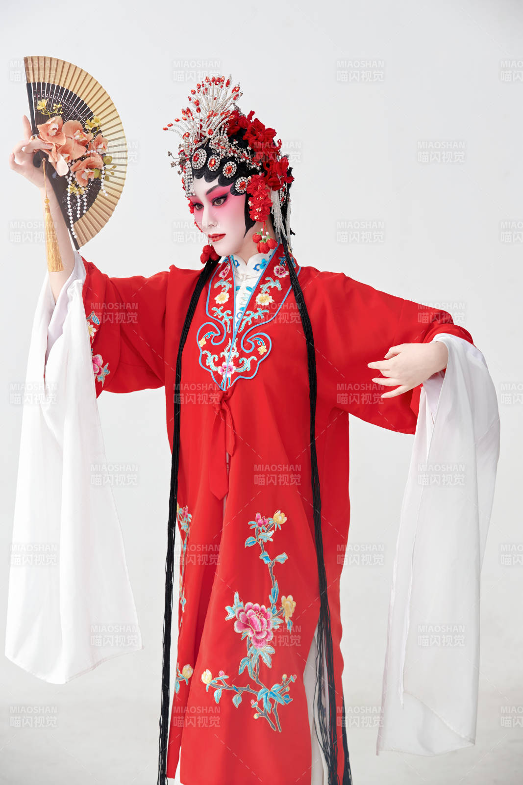 表演中国国粹京剧动作的红衣花旦女性演员图片