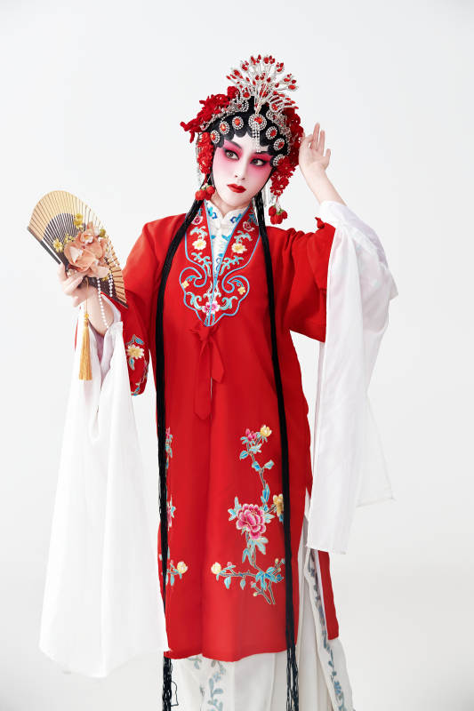 表演中国国粹京剧动作的红衣花旦女性演员图片