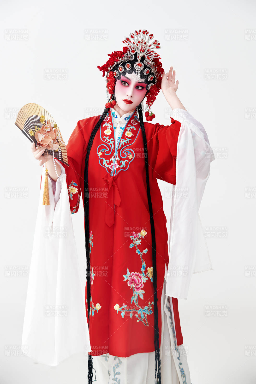 表演中国国粹京剧动作的红衣花旦女性演员图片