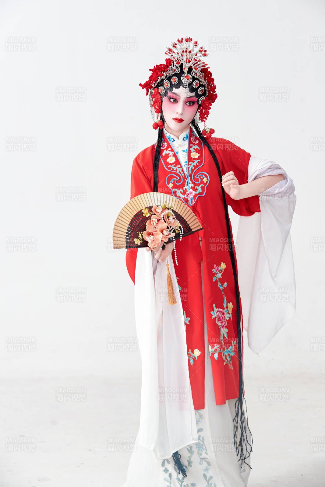 表演中国国粹京剧动作的红衣花旦女性演员图片