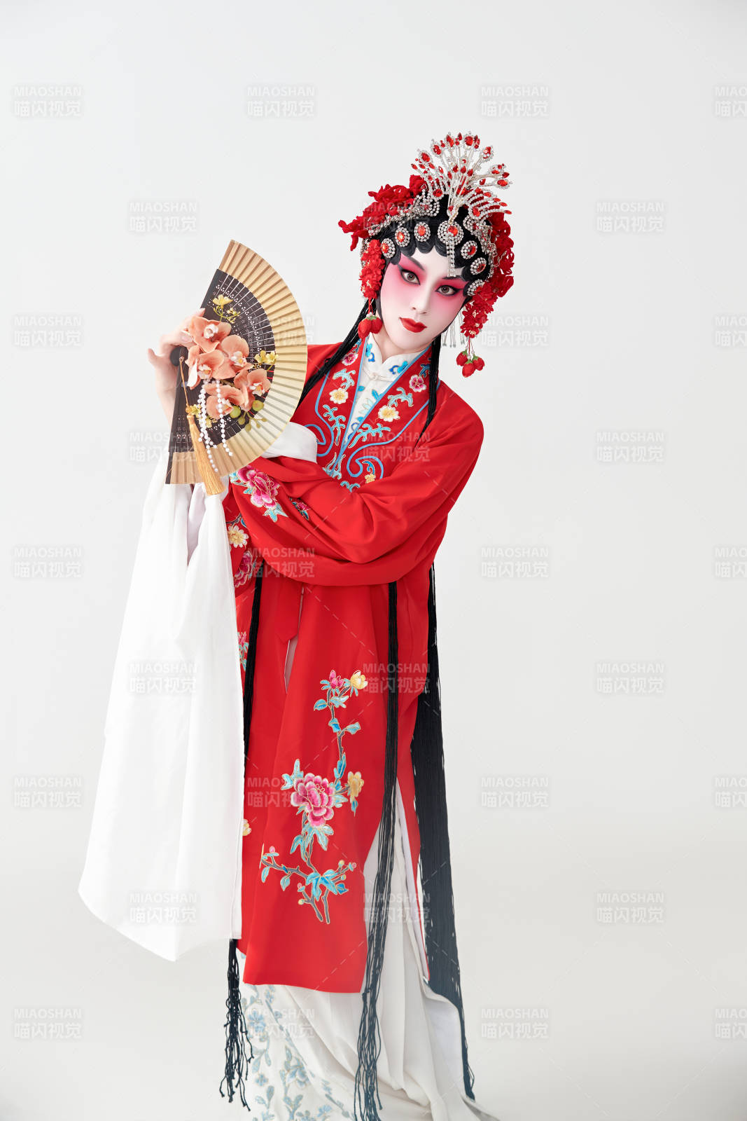 表演中国国粹京剧动作的红衣花旦女性演员图片