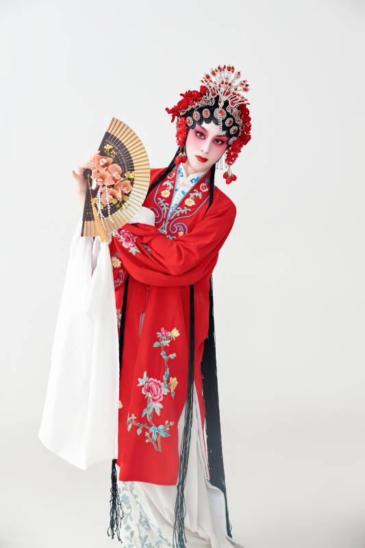 表演中国国粹京剧动作的红衣花旦女性演员图片