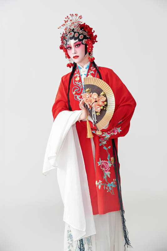 表演中国国粹京剧动作的红衣花旦女性演员图片