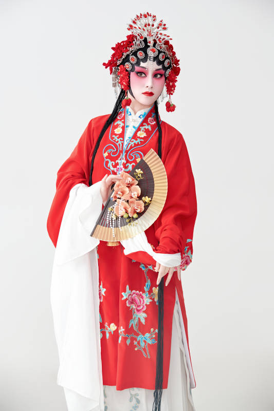 表演中国国粹京剧动作的红衣花旦女性演员图片