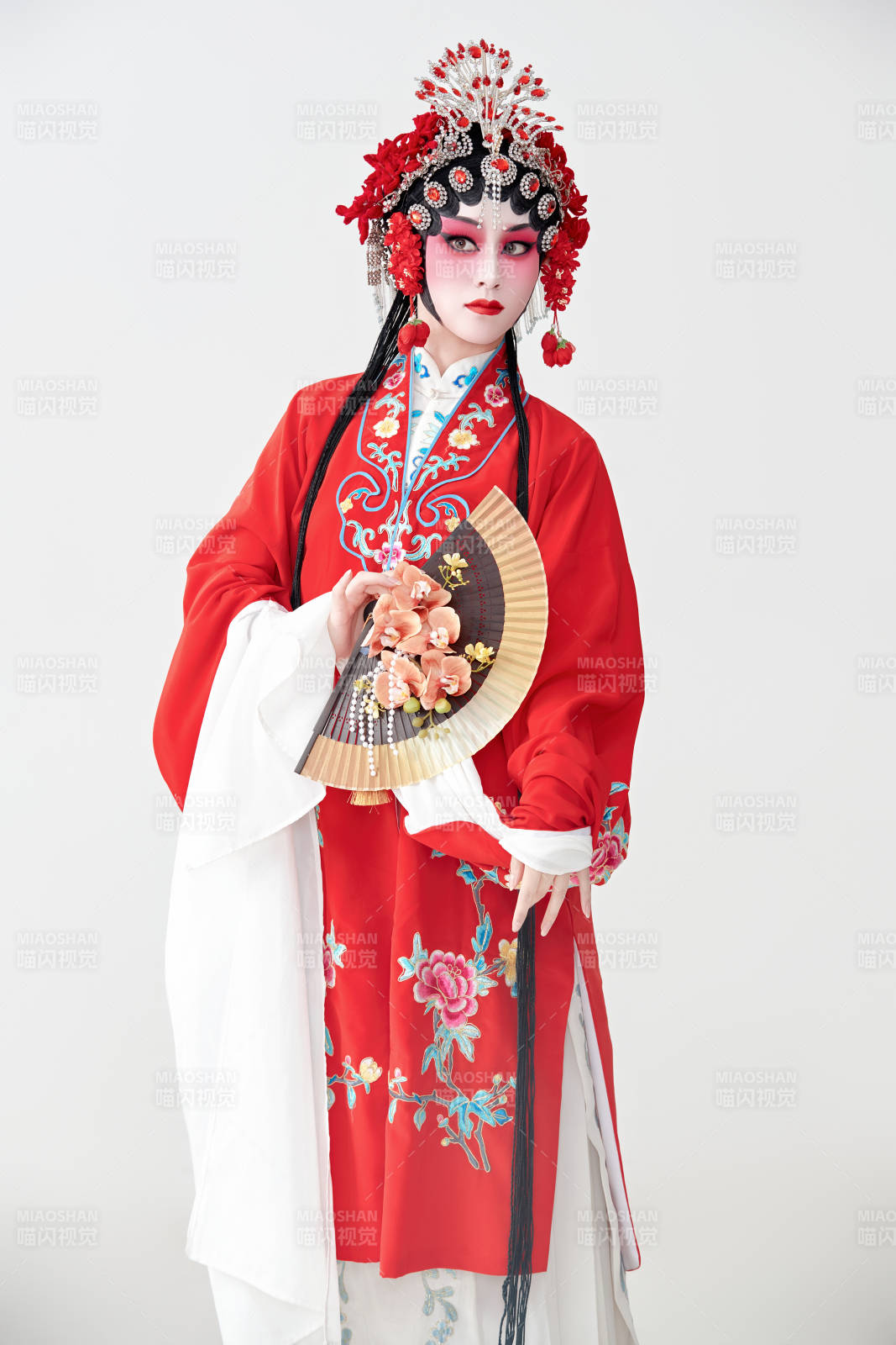 表演中国国粹京剧动作的红衣花旦女性演员图片