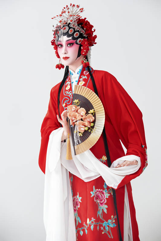 表演中国国粹京剧动作的红衣花旦女性演员图片