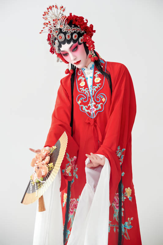 表演中国国粹京剧动作的红衣花旦女性演员图片