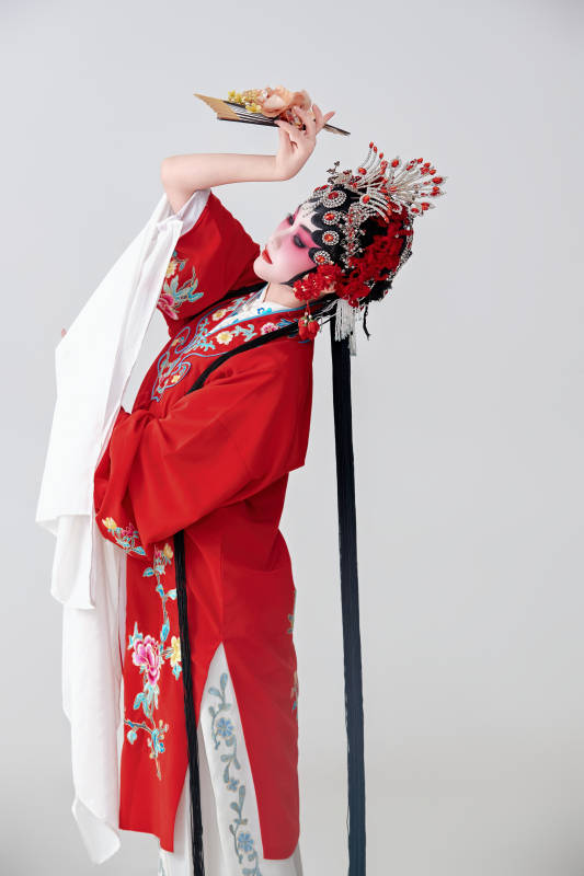 表演中国国粹京剧动作的红衣花旦女性演员图片