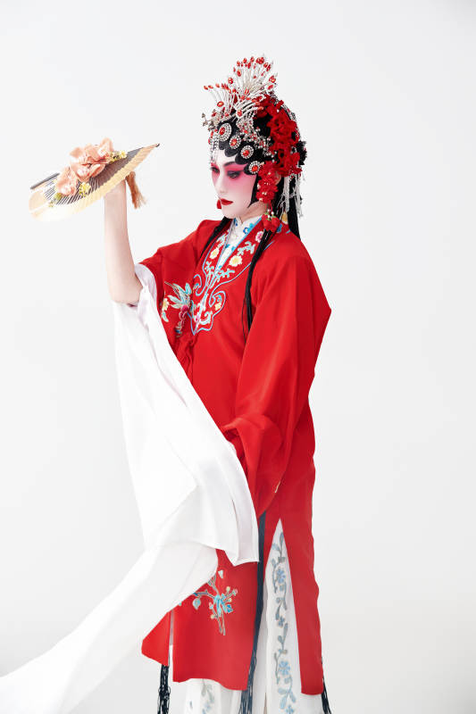 表演中国国粹京剧动作的红衣花旦女性演员图片