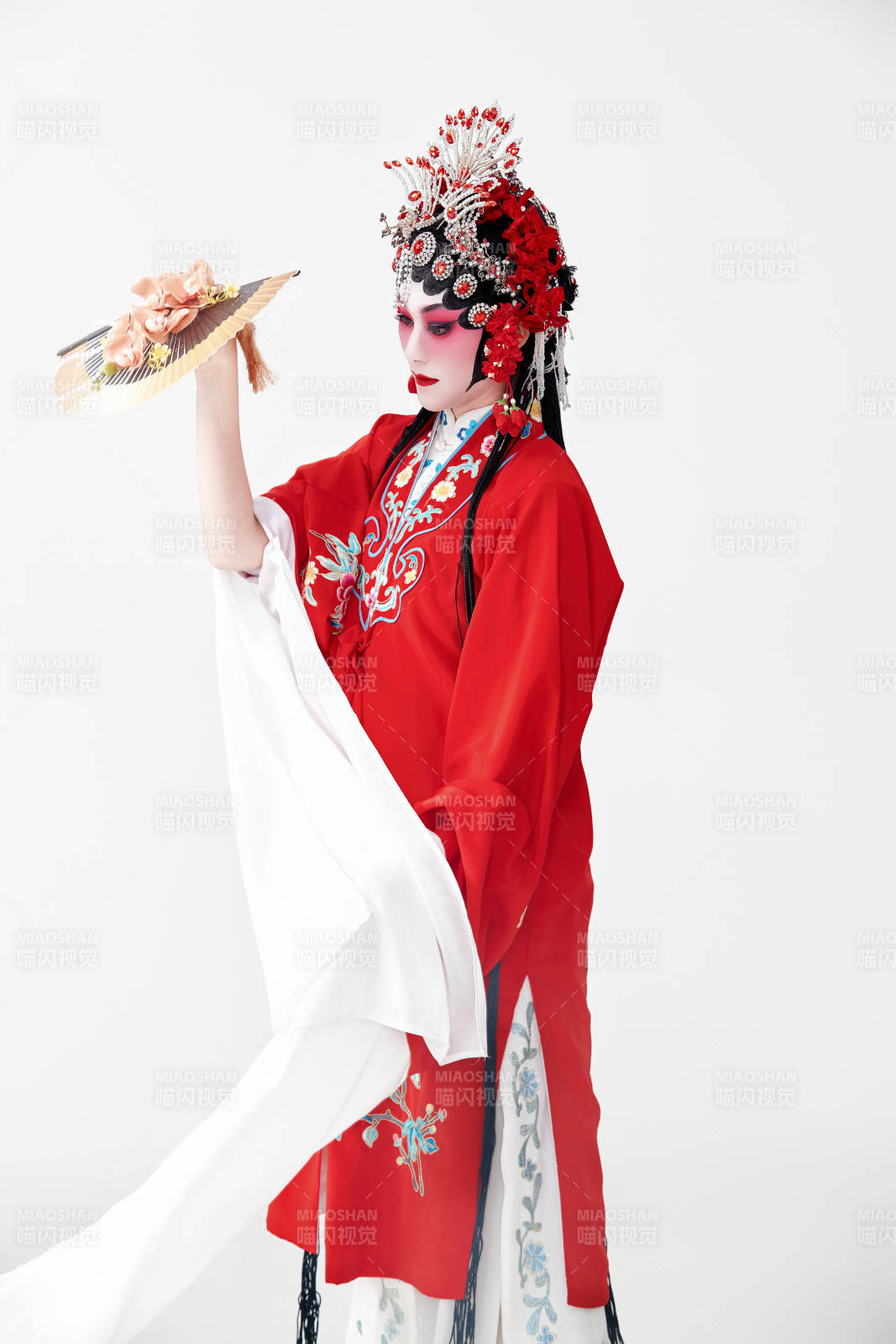 表演中国国粹京剧动作的红衣花旦女性演员图片