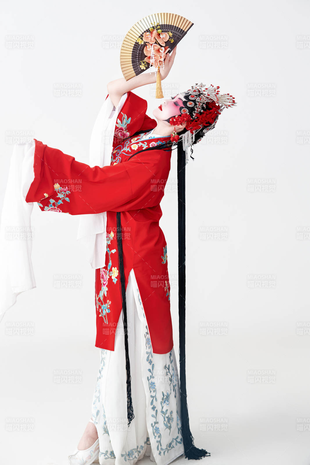 表演中国国粹京剧动作的红衣花旦女性演员图片