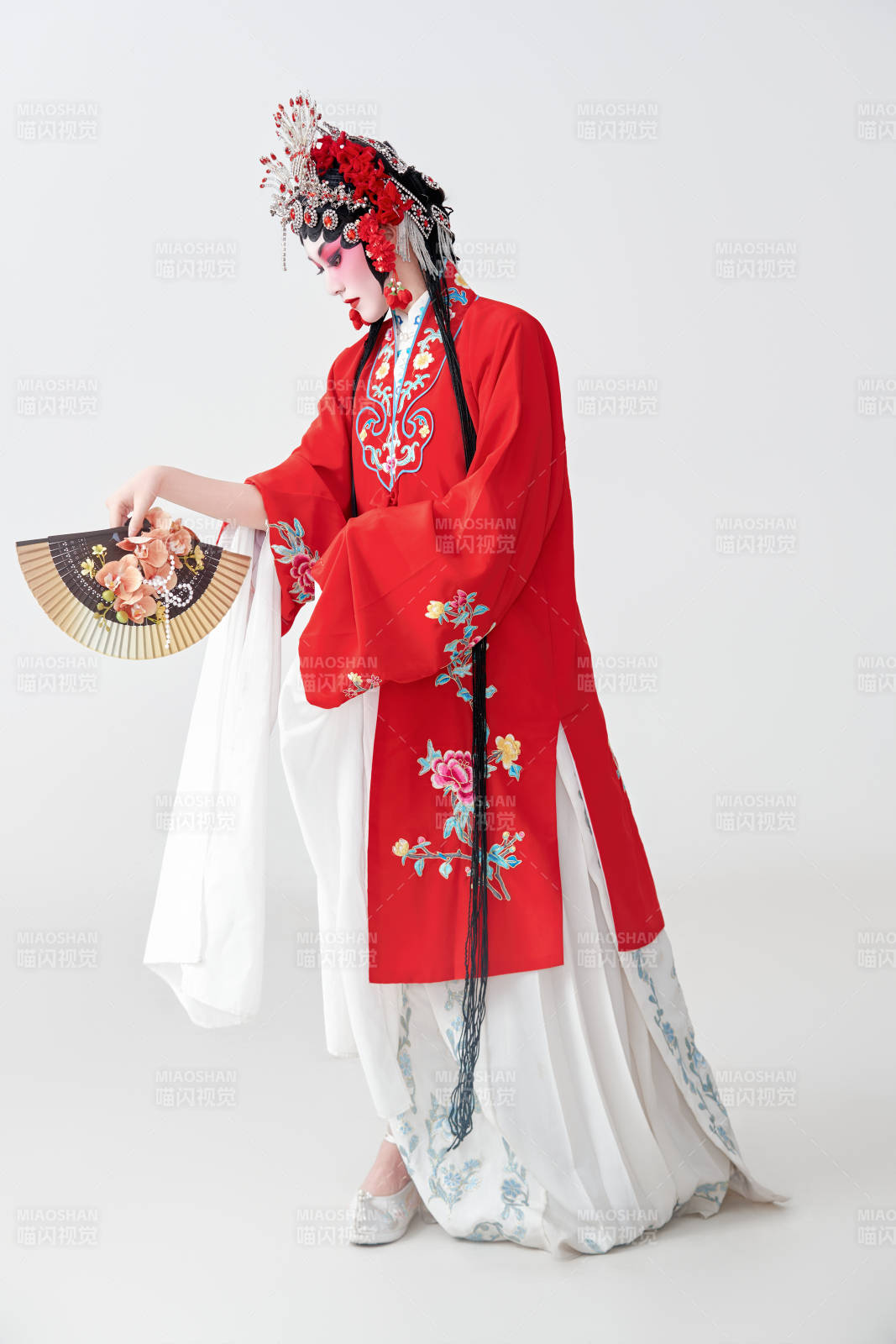 表演中国国粹京剧动作的红衣花旦女性演员图片