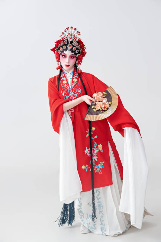 表演中国国粹京剧动作的红衣花旦女性演员图片