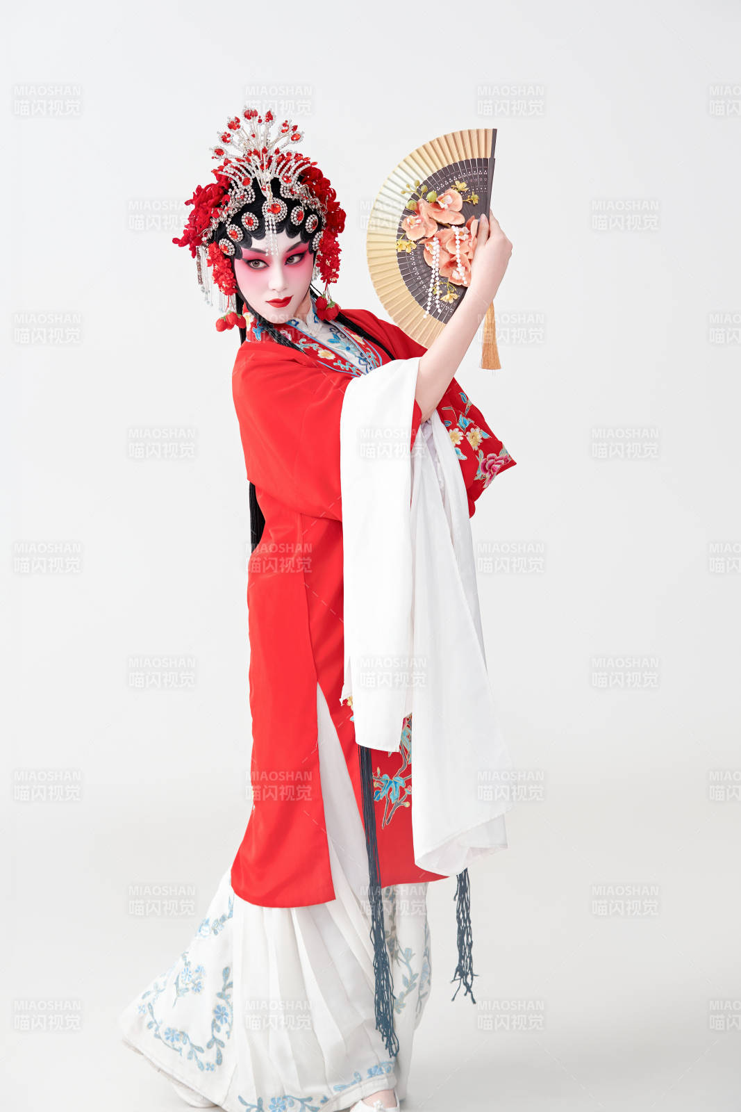 表演中国国粹京剧动作的红衣花旦女性演员图片