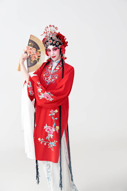 表演中国国粹京剧动作的红衣花旦女性演员图片
