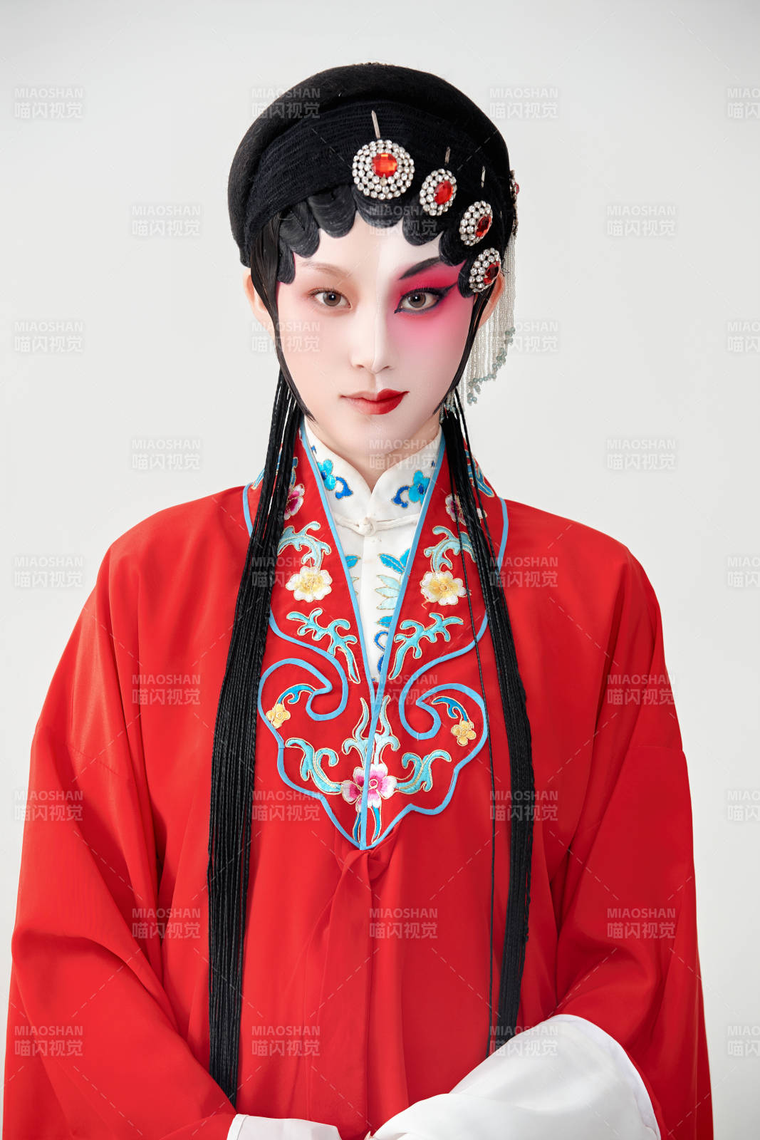 表演中国国粹京剧动作的红衣花旦女性演员图片