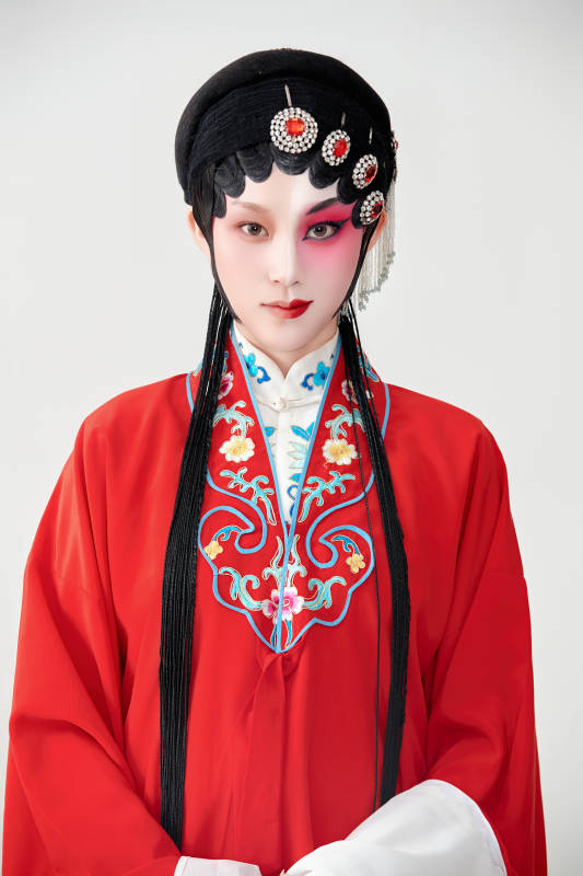 表演中国国粹京剧动作的红衣花旦女性演员图片