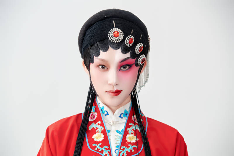 表演中国国粹京剧动作的红衣花旦女性演员图片