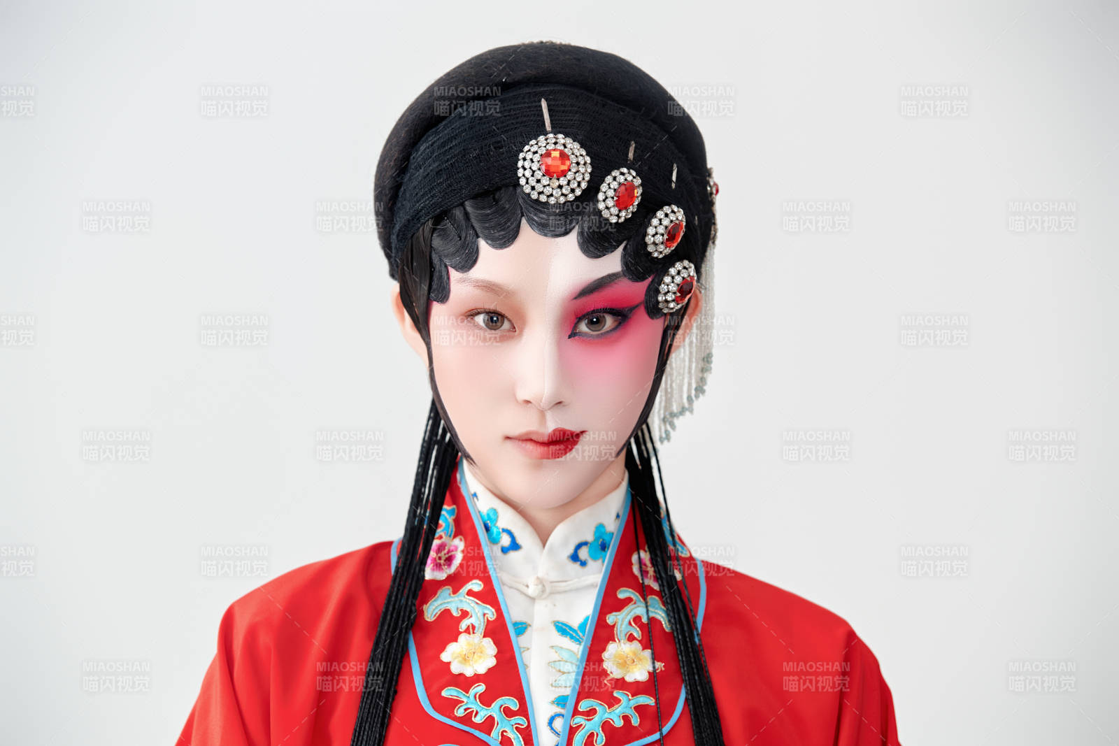 表演中国国粹京剧动作的红衣花旦女性演员图片